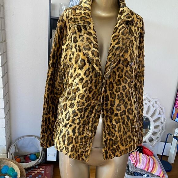 Double breasted faux cheetah jacket. Soft lined beautiful condition. Size 6. - Picture 13 of 14